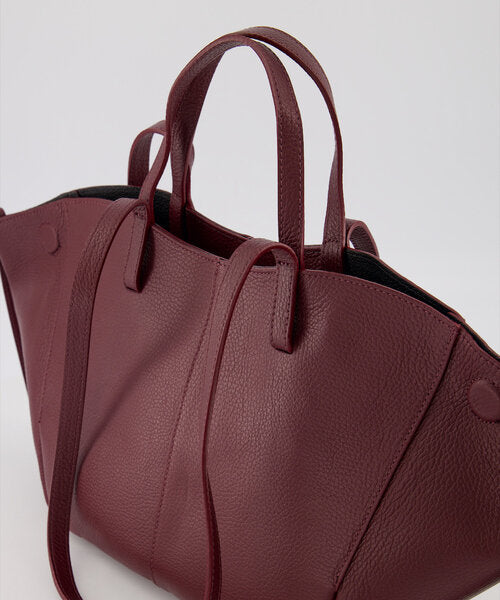 Martha – Bordeauxrode Leren Handtas met Goudkleurige Details