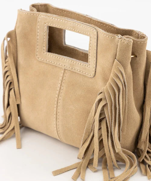 Sylvie – Zandkleurige Suède Handtas met Franjes en Goudkleurige Details