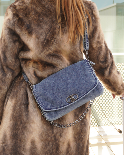 Denim schoudertas met zilverkleurige details