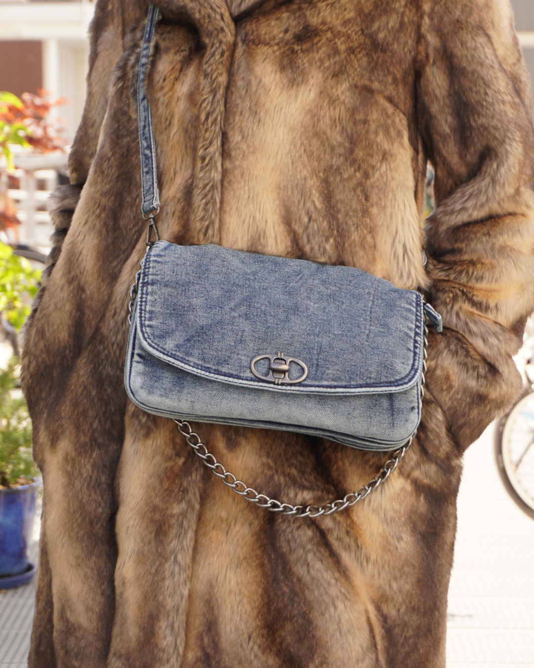 Denim schoudertas met zilverkleurige details