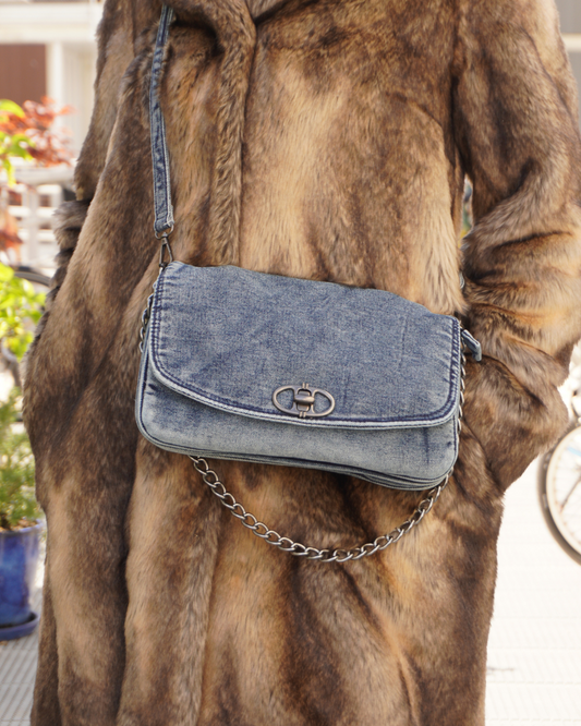 Denim schoudertas met zilverkleurige details
