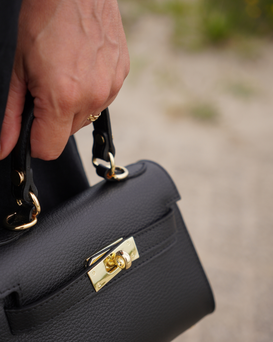 Kelly Zwarte Leren Crossbodytas Met Gouden Details