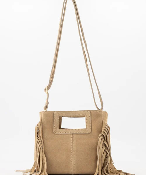 Sylvie – Zandkleurige Suède Handtas met Franjes en Goudkleurige Details
