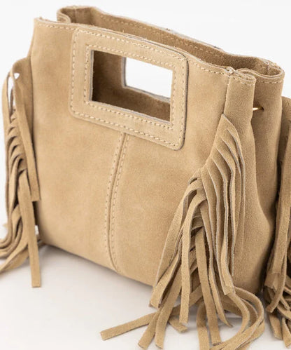 Sylvie – Zandkleurige Suède Handtas met Franjes en Goudkleurige Details