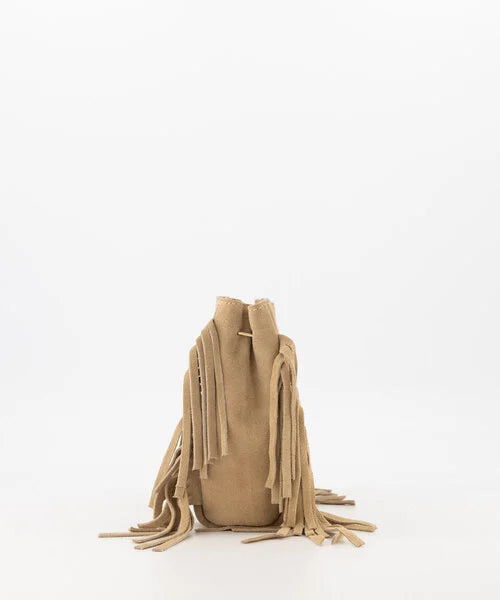 Sylvie – Zandkleurige Suède Handtas met Franjes en Goudkleurige Details